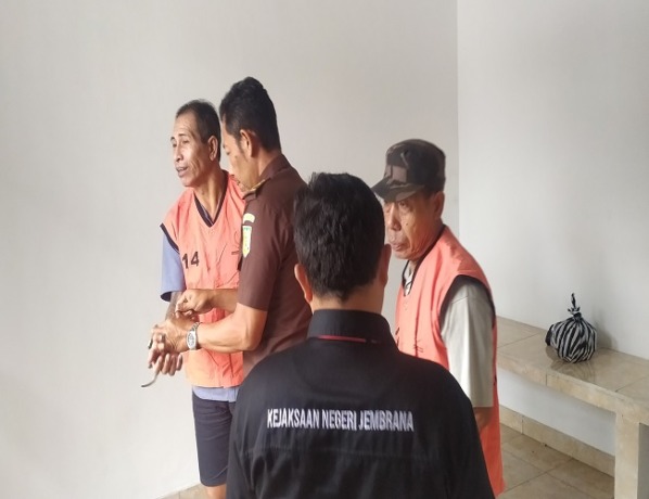 Dua tersangka pemerkosaan anak di bawah umur ditahan Kejari Jembrana sebelum dipindahkan ke Rutan Kelas II B Negara. (FOTO M. BASIR/RADAR BALI)