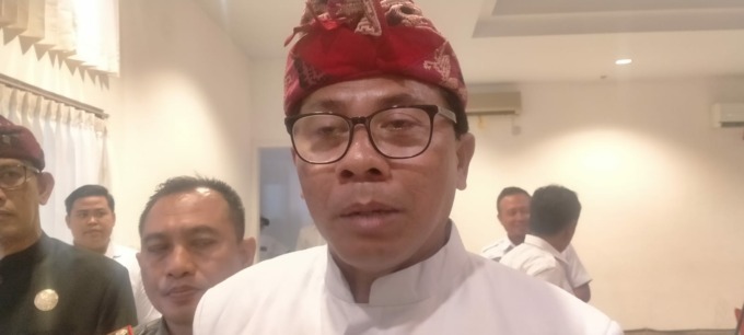 PANTAU KEDATANGAN : Sekda Tabanan I Gede Susila  (foto:juliadi/radar bali).