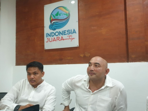 PARIWISATA BERKUALITAS: Pengusaha pariwisata Agung Afif (kiri) berdialog dengan Ketua DPD Gerindra Bali,  Made Muliawan Arya (De Gadjah), Jumat (31/3/3023). (Ni Kadek Novi Febriani/Radar Bali) 