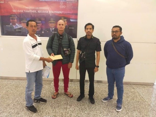 LANGGAR IZIN TINGGAL: Warga Negara Amerika Serikat RK, 46, (dua dari kiri) dipulangkan oleh Imigrasi Denpasar (4/4/2023). (Imigrasi Denpasar untuk Radar Bali)