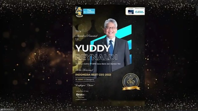 PENGHARGAAN: Direktur Utama bank bjb Yuddy Renaldi menyabet predikat Best CEO 2023 in KBMI 2 kategori Employees