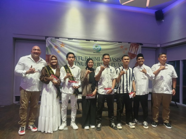 SUPPORT: Wakil Ketua DPRD Kota Denpasar Made Muliawan Arya  (kiri), memberikan dukungan kepada perwakilan mahasiswa  ISTNUBA, di Colony Plaza Renon, Kamis (6/4/2023). (Ni Kadek Novi Febriani/Radar Bali) 