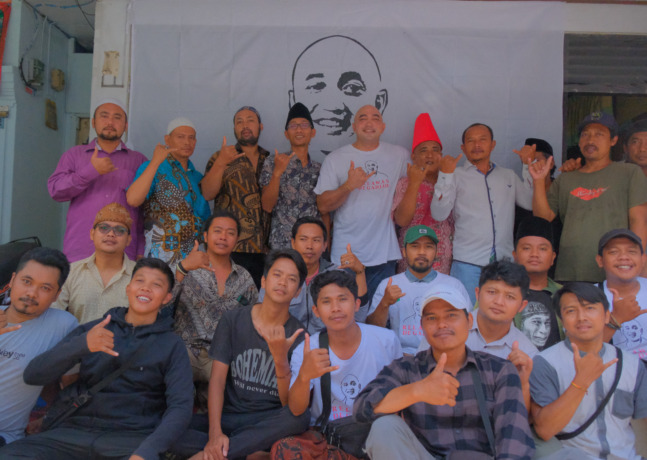 TETAP SOLID: Relawan De Gadjah  bersama Made Muliawan Arya (De Gadjah) selalu hadir untuk masyarakat. Salam No Drama. (Ni Kadek Novi Febriyani/Radar Bali)