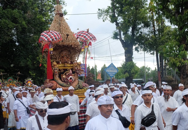 Iring-iringan dalam upacara Mapeed Sate Tungguh di Gianyar. (ist)