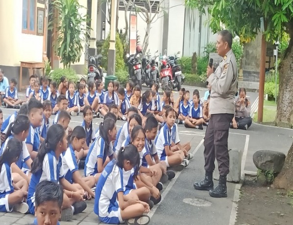 Polisi memberikan penyuluhan kepada ratusan siswa di  SD Negeri 1 Singapadu Kaler, Sukawati, Gianyar. (ist)
