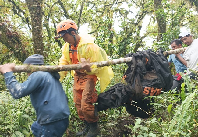 Tim SAR saat melakukan evakuasi jasad korban yang ditemukan di Gunung Anang desa Abangsongan, Kintamani, Bangli. (ist)