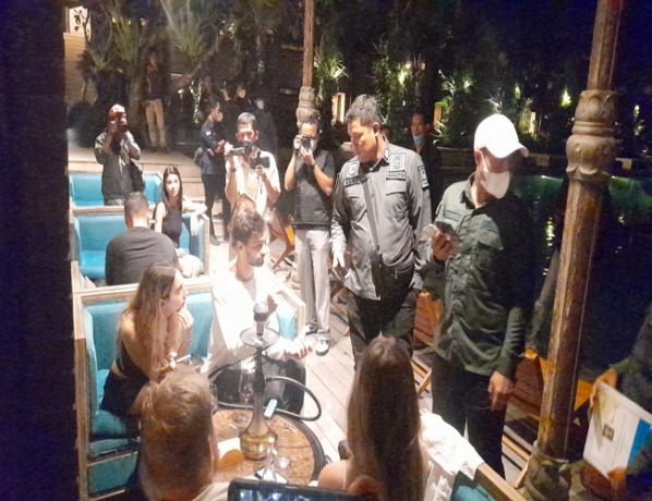Proses pemeriksaan dokumen para WNA oleh petugas Imigrasi. Pemeriksaan itu  berlangsung di Hotel Parq, Jalan Sri Wedari, nomor  24 Tegallalang, Ubud, Gianyar pada Sabtu malam lalu (15/4).  (ist)
