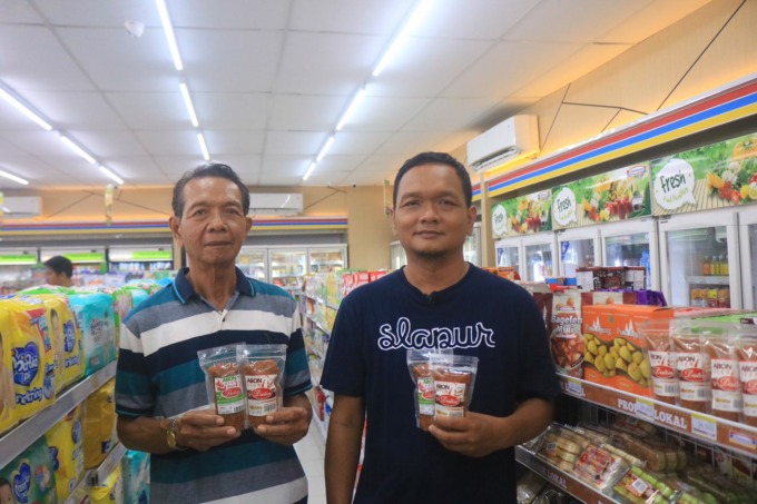 BUAH KONSISTENSI: Datin Abon Ayam milik Made Bawa Ariana (kanan) dapat dibeli di 585 toko Indomaret Bali. (Indomaret untuk Radar Bali)