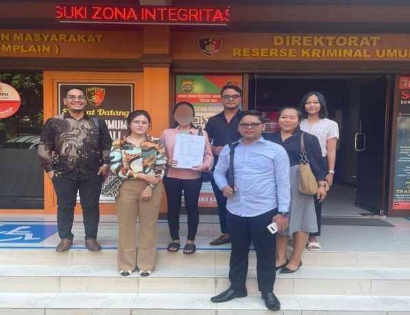 Korban didampingi tim kuasa hukumnya saat melaporkan terduga pelaku ke ke Polda Bali. (ist)