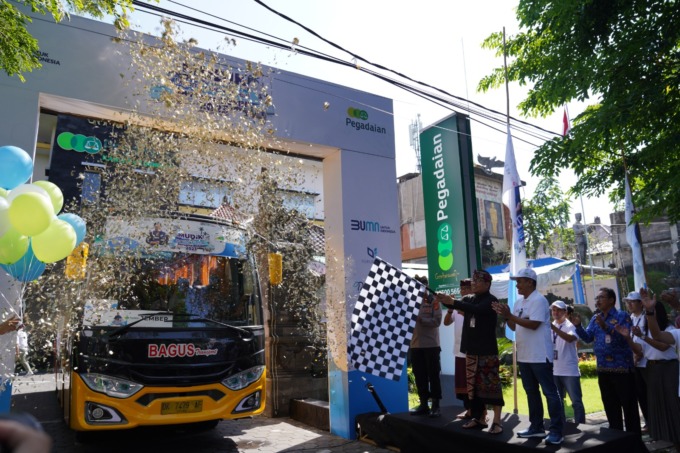 CSR: Pelepasan rombongan mudik gratis bersama BUMN PT Pegadaian Kanwil VII Denpasar, Senin (17/4/2023). (Pegadaian Denpasar untuk Radar Bali)
