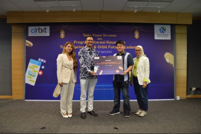 SOSIALISASI DAN PELATIHAN: Dari kiri: Windy Anindya Putri (Director of Marketing & Orbit Jobs), Ravi Menon (Chief Programs Officer Orbit Future Academy), Shunzo Nagahama (Vice President Director Tokio Marine Life), dan Florence Army (Compliance Director T