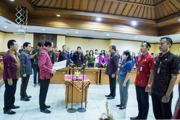 NAIK PANGKAT: Wabup Badung, Ketut Suiasa saat memimpin acara pelantikan dan pengambilan sumpah jabatan pejabat untuk menduduki Jabatan Eselon II, Eselon III dan Eselon IV, Selasa (18/4/2023) di Puspem Badung. (HUMAS PEMKAB BADUNG FOR RADAR BALI) 