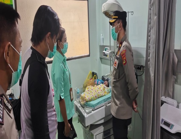 Petugas Kepolisian membawa bayi yang dibuang orang tuanya ke RS Ngoerah untuk mendapatkan perawatan, Rabu 19 Maret 2023. (ist)