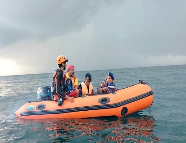 Proses pencarian Vladimir Kushnirenko di pantai Saba, Blahbatu, Gianyar, Kamis (20/4). (ist)