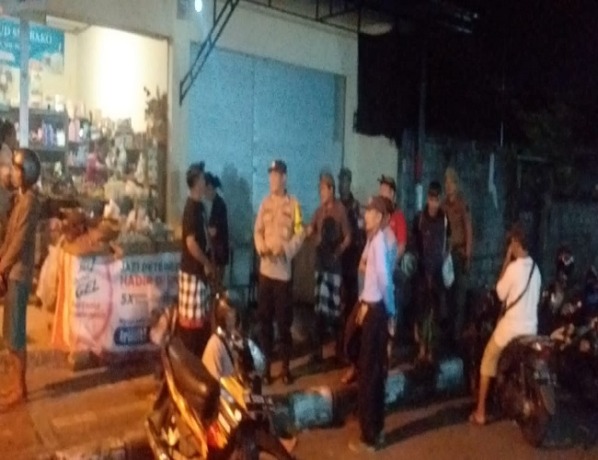 Petugas gabungan saat melakukan penertiban pedagang yang berjualan di badan jalan dan trotoar di pasar tumpah Sukawati, Gianyar. (ist)