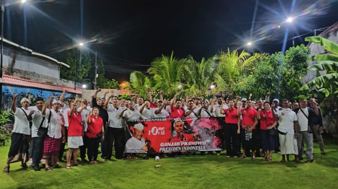 GANJAR PRESIDENKU: I Nyoman Nirka alias Man Tompel bersama sekitar 500 warga simpatisan Ganjar asal Desa Sesetan, Pemogan, Pedungan, perwakilan seluruh kecamatan se-Denpasar di Taman Gurita, Desa Sesetan, Denpasar Selatan, Sabtu, 29 April 2023. (I KADEK S