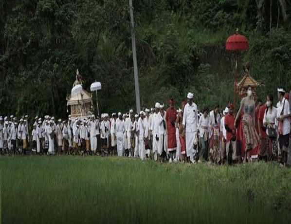 Iring-iringan umat hindu saat mengikuti upacara melasti dari Pura Agung Besakih menuju ke lokasi melasti di mata air suci Toya Sah yang ada di Desa Muncan, Kecamatan Selat, Senin (3/4) dalam rangkaian karya Ida Bahatara Turun Kabeh. (Foto Zulfika Rahman)