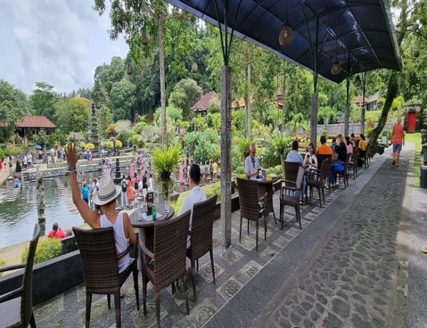 Kunjungan Wisatawan ke Taman Wisata Tirta Gangga di Desa Ababi, mengalami peningkatan saat libur lebaran. (ist)