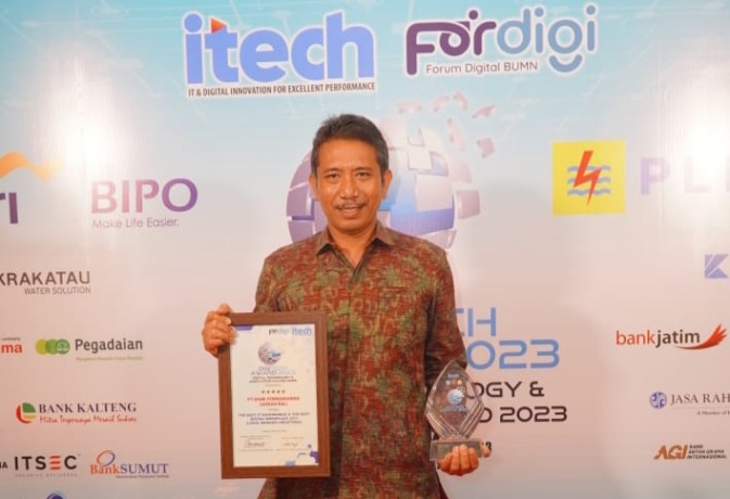 ADAPTASI DIGITAL: Direktur Operasional dan TI Bank BPD Bali, Ida Bagus Gede Setia Yasa, S.Kom., M.M dalam acara Awarding Digital Technology & Innovation Awards 2023 yang diinisiai oleh Majalah Itech di Ballroom Hotel Mulia Senayan, Rabu 29 Maret 2023. (BP