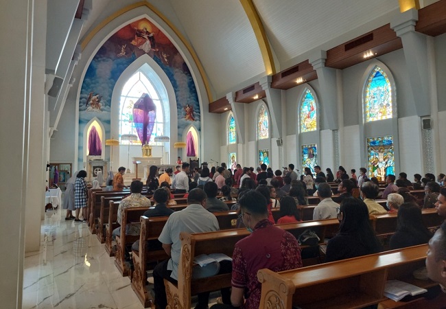 Umat Katolik mengikuti ibadah Jumat Agung di Paroki Santa Maria Satu Rosari Gianyar. (Foto Marsellus Nabunome Pampur)