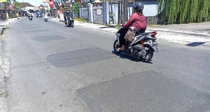 TAK PERNAH MULUS : Tambal sulam Jalan Nangka Denpasar karena selalu bongkar pasang. (Foto: Adrian Suwanto/Radar Bali)