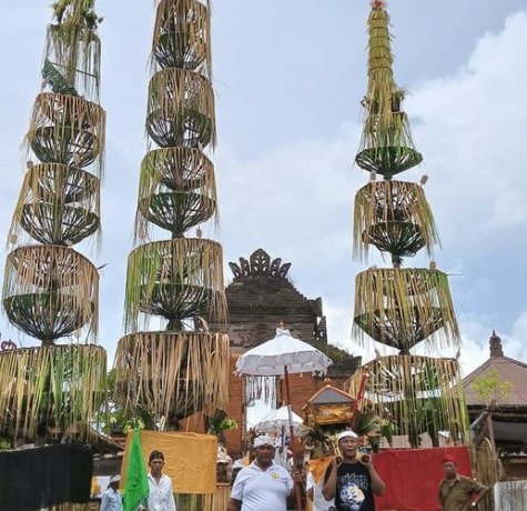 DANGSIL: Tiang dangsil berdiri di madya mandala Pura Subak Sangsit Dangih Yeh.