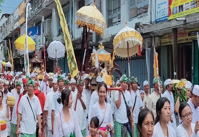 Arak-arakan krama Desa Adat Buleleng yang membawa sarad dan kotak ampilan saat melasti, Rabu (5/4) kemarin.  (EKA PRASETYA/RADAR BALI)