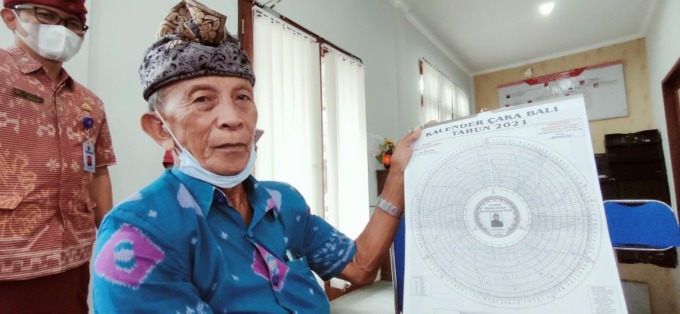 WARISAN BUDAYA: Mendiang I Gede Marayana menunjukkan diagram pengalantaka pada kalender yang ia susun. Foto: Eka Prasetya/Radar Bali/ diambil pada tahun 2021 lalu.