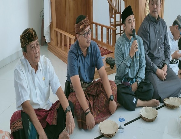Penglingsir Puri Buleleng Anak Agung Ngurah Parwata Pandji (paling kiri) saat menghadiri tradisi bancakan di Masjid Nurrahman, Kelurahan Kampung pada hari raya Idul Fitri, Sabtu (22/4) lalu. (EKA PRASETYA/RADAR BALI)