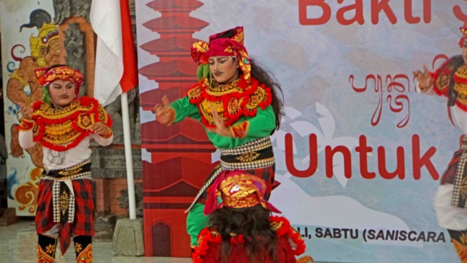 PENARI CILIK: Para penari cilik di Sanggar Sispri Link menarikan kesenian klasik Wayang Wong Tejakula, di Balai Desa Tejakula, Sabtu (8/4) siang.