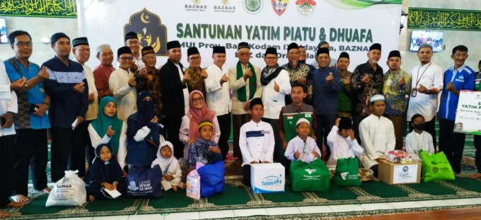 AMANAH: Perwakilan dari 250 anak-anak yatim piatu dan dhuafa saat menerima santunan yang diserahkan MUI Provinsi Bali bersama Kodam IX Udayana di Masjid Agung Sudirman, Jumat 7 April 2023
