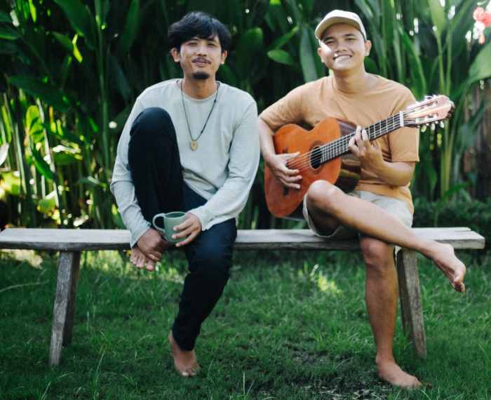 MENGABADIKAN PROSES HIDUP : Guna Warma dan Man Angga menyalakan spirit Nossstress. (foto:istimewa)