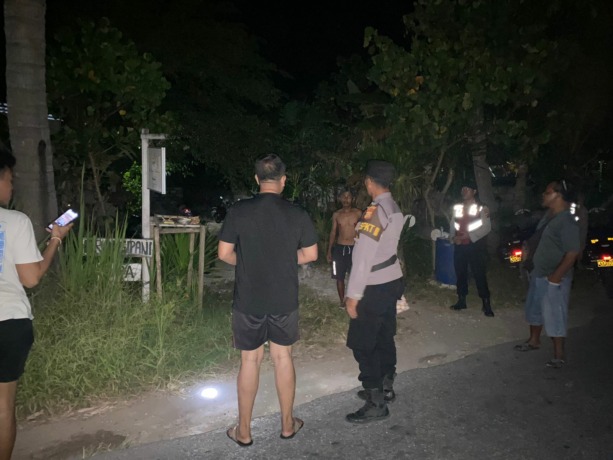 Personel Polsek Nusa Penida saat akan membawa KMA ke Polsek Nusa Penida, Sabtu (22/4) malam. (Foto: DEWA AYU PITRI ARISANTI)
