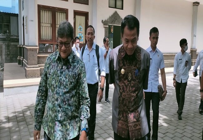 Kepala Kanwil BPN Bali Andry Novijandri (kiri) dan Pj. Bupati Buleleng Ketut Lihadnyana (kanan), bertemu di Kantor Pertanahan Buleleng kemarin (12/4) untuk membahas aset tanah di Batuampar. (EKA PRASETYA/RADAR BALI)