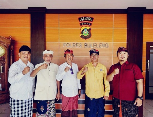 Ketua PHDI Bali, Nyoman Kenak (dua dari kanan) usai memberi keterangan sebagai ahli agama di Mapolres Buleleng, kemarin (15/4). Ia diperiksa terkait insiden penerobosan portal Taman Nasional Bali Barat di Desa Sumberklampok pada hari raya Nyepi lalu. (Eka