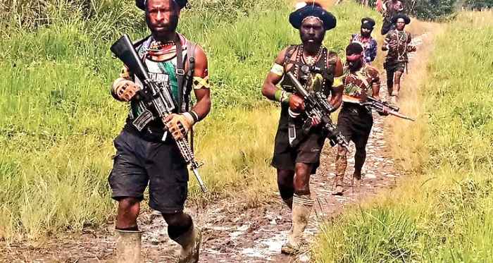 SIPIL BERSENJATA: Kelompok inilah yang disebut Jubir TPNPB Sebby Sambom sebagai pihak yang bertanggung jawab atas penembakan pesawat di Beoga kemarin (14/4). (SEBBY SAMBOM JUBIR TPNPB)