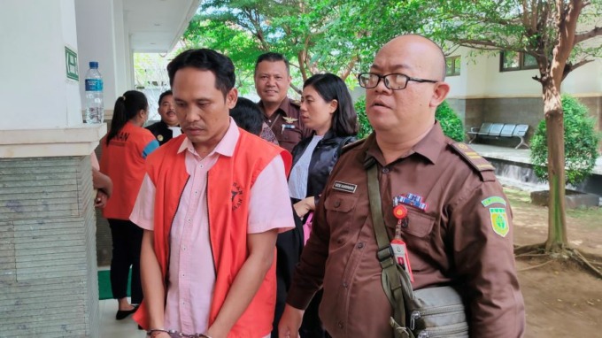 BUNUH ORANG TERCINTA: Putu Ardika (kiri) sebelum menjalani persidangan di Pengadilan Negeri Singaraja. Dia dihukum 13 tahun penjara karena membunuh istri serta janin yang tengah dikandung. FOTO:  EKA PRASETYA/RADAR BALI