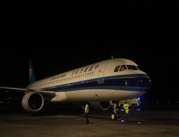 Pesawat China Southern Airlines dengan nomor penerbangan CZ625 mendarat di Bandara Ngurah Rai pada Jumat lalu  pukul 23.30 dengan membawa 171 penumpang dari Guangzhou Tiongkok. (ist)