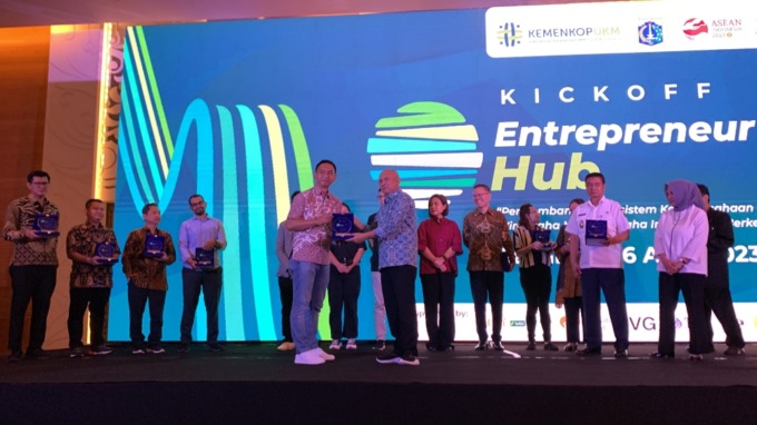 KICK OFF: Menteri Koperasi dan Usaha Kecil dan Menengah Teten Masduki (kanan) saat Kick Off entreupneurHUb di Jakarta (5/4/2023). (PVG untuk Radar Bali) 