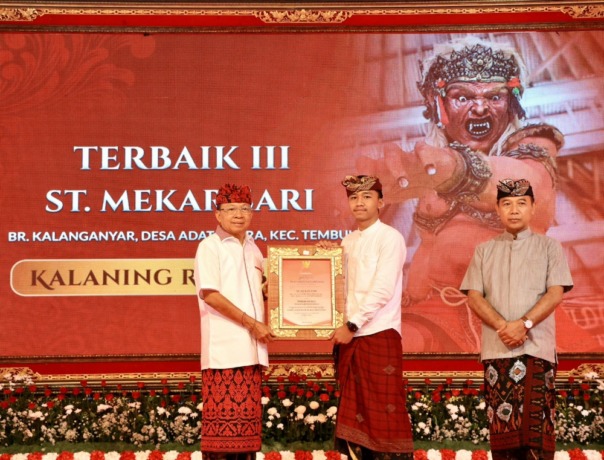 LESTARIKAN BUDAYA: Gubernur Bali Wayan Koster saat menyerahkan haduliah Lomba Ogoh-Ogoh se-Bali Tahun 2023 serangkaian Nyepi Tahun Caka 1945, Kamis (6/4/2023). (PEMPROV BALI FOR RADAR BALI) 