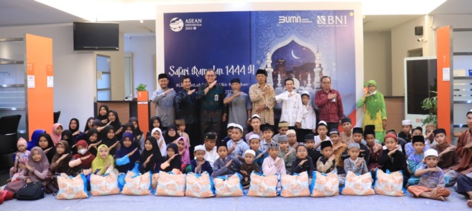 CSR: Penyerahan bantuan kepada anak yatim dan dhuafa secara simbolis oleh Pemimpin BNI Kantor Cabang Singaraja I Made Putra Aryana di Banking Hall BNI Singaraja, Selasa (11/4/2023) sore. (BNI 46 untuk Radar Bali)