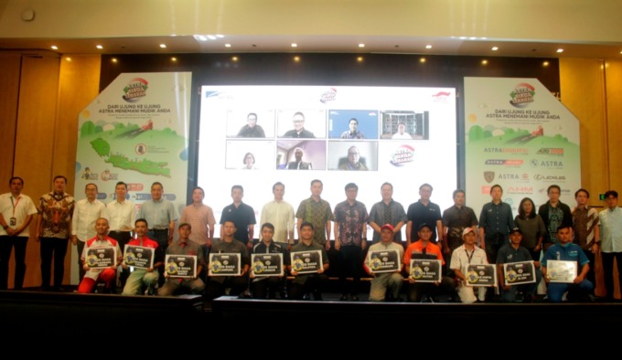 SELAMAT BERKENDARA: Presiden Direktur Astra Djony Bunarto Tjondro (kiri atas pada layar) beserta Direksi Astra menyaksikan Kick-Off Ceremony Astra Siaga Lebaran 2023 yang dilaksanakan pada hari ini (14/4) di Catur Dharma Hall gedung Menara Astra, Jakarta.