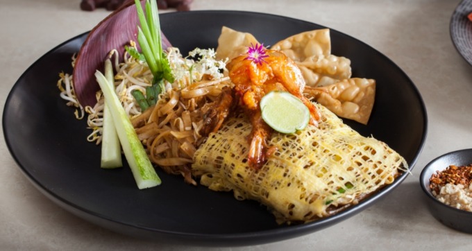 ANEKA MENU LEZAT: Tak Perlu Pergi Jauh ke Thailand, Paed Thai Cuisine Sajikan Kuliner dengan Cita Rasa Autentik. (Inivie untuk Radar Bali) 