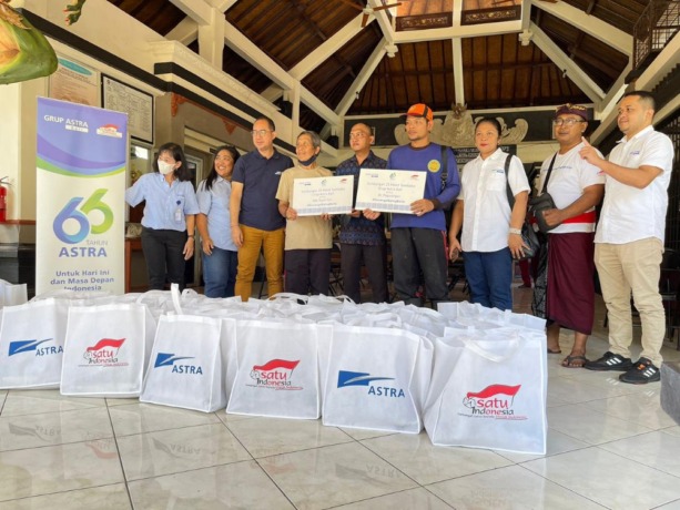 SEJAHTERA BERSAMA ASTRA: Grup Astra Bali melalui program Nurani Astra menyerahkan 50 paket sembako kepada dua Kampung Berseri Astra (KBA), yakni KBa Tegeh Sari dan Banjar Pulugambang Peguyangan, Selasa, 18 April 2023. (RADAR BALI PHOTO) 