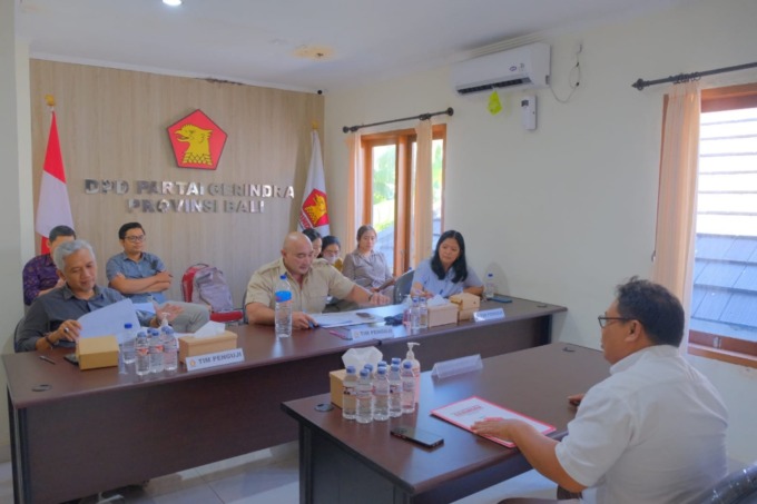 INTERVIEW: Ketua DPD Partai Gerindra Bali Made Muliawan Arya atau De Gadjah (tengah) turun langsung mencari bakal calon legislatif yang siap tempur memenangkan Pemilu 2024,  Rabu (26/4/2023). (Radar Bali Photo) 