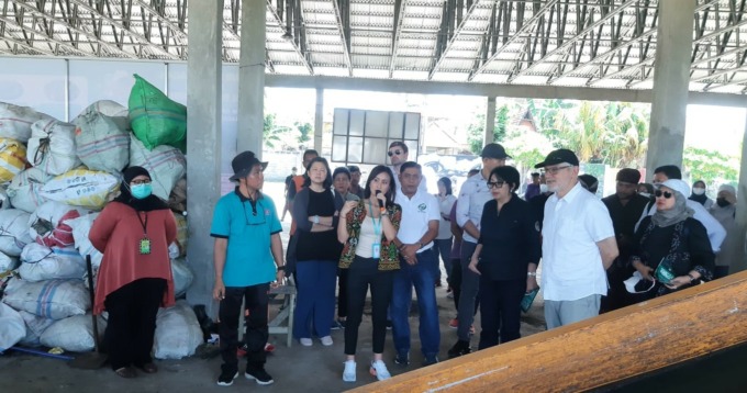 INOVASI PENANGANAN SAMPAH: Direktur Bali Waste Cycle Olivia Anastasia Padang menjelaskan skema dan teknologi  pengolahan sampah di TOSS Center di hadapan Direktur Hubungan Internasional Environmental Protection Agency Amerika Serikat Mark S. Kasman, Kamis