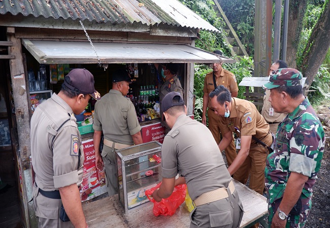 Petugas melakukan sidak pedagang yang nekat jualan di trotoar. (Foto: Humas Pemkab Klungkung)
