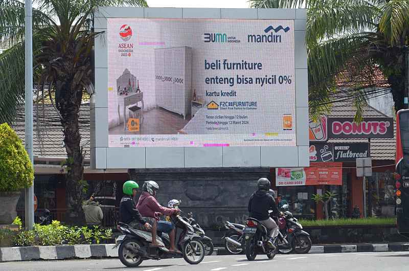 MENJAMUR: Videotron bermunculan di sejumlah lokasi di pinggir jalanan kota Denpasar dan Badung. Seperti di Jalan Teuku Umar, Denpasar ini. Keberadaannya kini menjadi pendulang pendapatan daerah (adrian suwanto/radar bali).