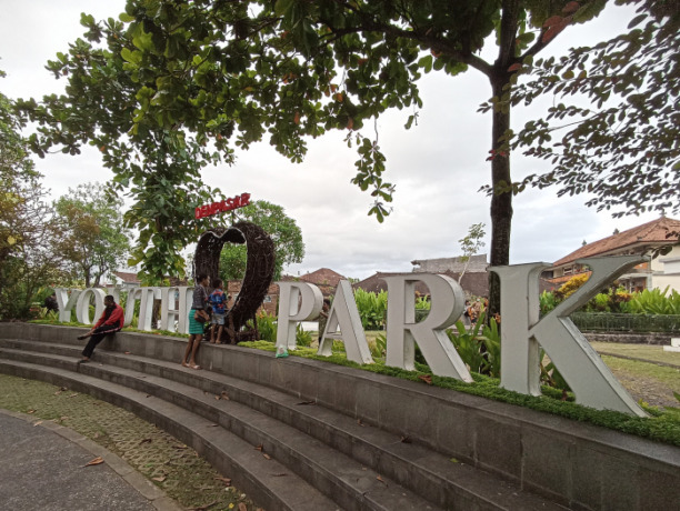 TAK DIFUNGSIKAN: Area Youth Park di Taman Lumintang Denpasar lama tak difungsikan dan menjadi tempat pacaran muda-mudi. Foto: Adrian Suwanto/Radar Bali