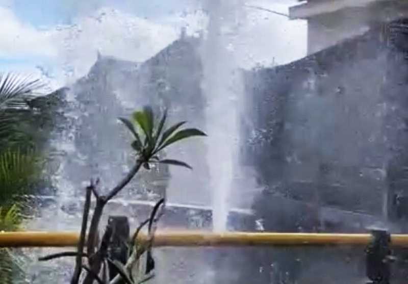 MUNCRAT LAGI : Kebocoran di dekat Pasar Dalung, Perumahan Dalung Permai, Kuta Utara, dengan muncratan air setinggi sekitar lima meter. (foto:istimewa)
